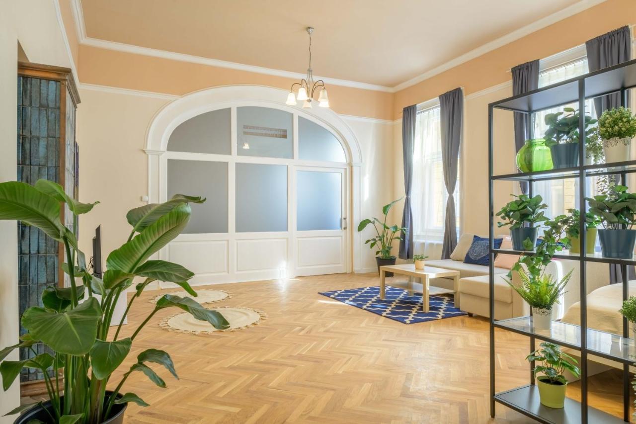 Best Seasons La Famiglia Budapest Exterior photo